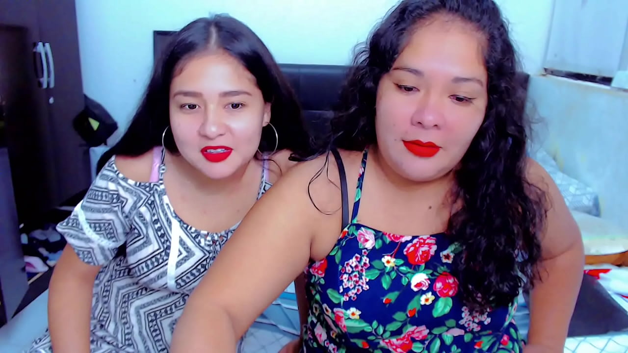Tr&iacute;o con dos hermanastras cachondas dispuestas a lamer sus conos y follar
