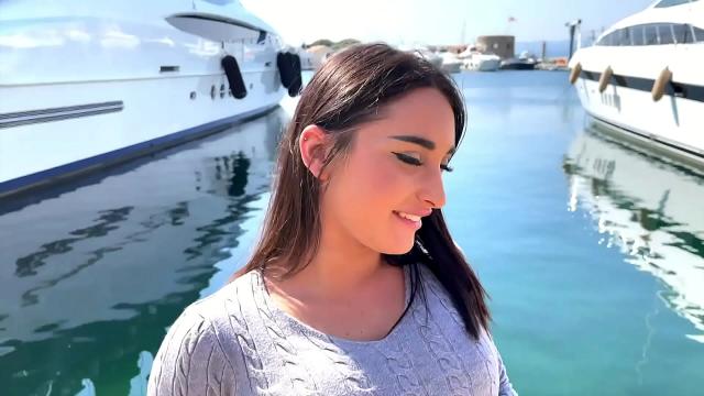 Sarah, 21 ans, h&ocirc;tesse &agrave; Saint Tropez Pron