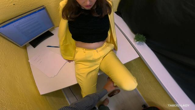 Assistant’s Scandalous Liaison 💔: A Boss-Employee Affair Video