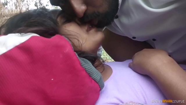 Wild Outdoor Lick & Fuck: Indian Couple’s Cum-Filled Passion Video