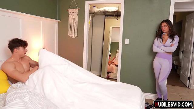 Petite Pornstar Scarlett Alexis Takes Big Dick Doggystyle & Cowgirl in Amateur Cumshot-Filled Blowjob & Deepthroat Session XXX Video HD