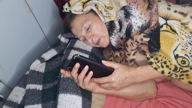 Trans Grandson’s Unexpected Encounter with His Stepmom Sex Video