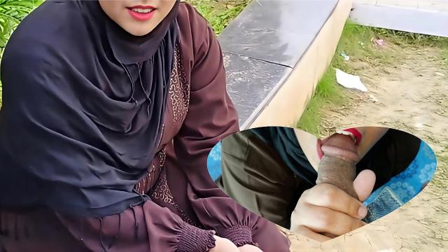 Muslim Hijab Girl’s Outdoor Anal Blowjob for Cash: Desi Bhabi’s Garden Sex Orgy XXX Video HD